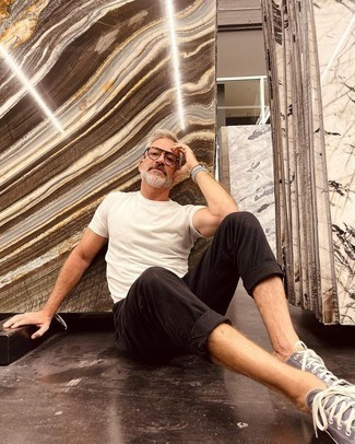 Какие брюки чинос носить с светло-фиолетовыми низкими кедами