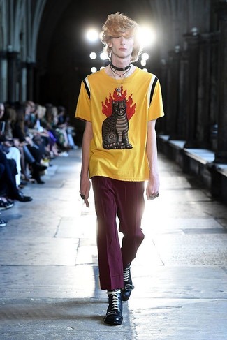 С чем носить светло-фиолетовые брюки мужчине