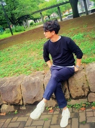 С чем носить светло-фиолетовые брюки мужчине