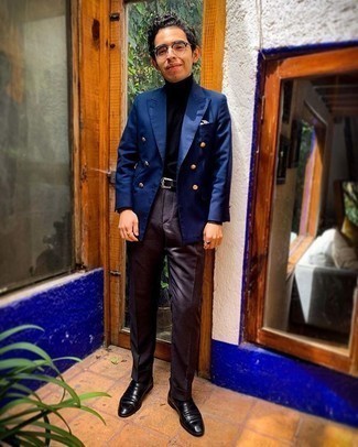 С чем носить светло-фиолетовые брюки мужчине