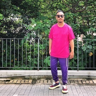 С чем носить светло-фиолетовые брюки мужчине