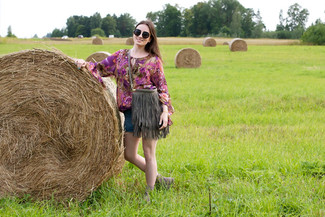 С чем носить светло-фиолетовую блузку с принтом