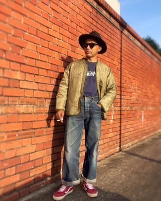 С чем носить светло-фиолетовую футболку с принтом мужчине