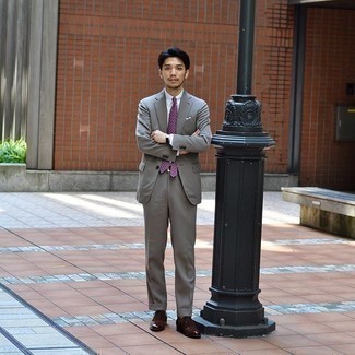 С чем носить светло-фиолетовый галстук с принтом мужчине