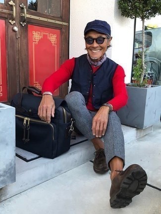 С чем носить светло-фиолетовый шарф мужчине