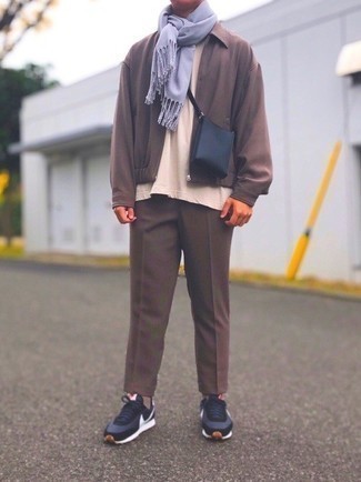 С чем носить светло-фиолетовый шарф мужчине