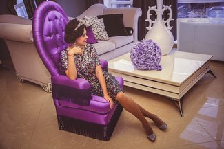 С чем носить светло-фиолетовое платье с пайетками