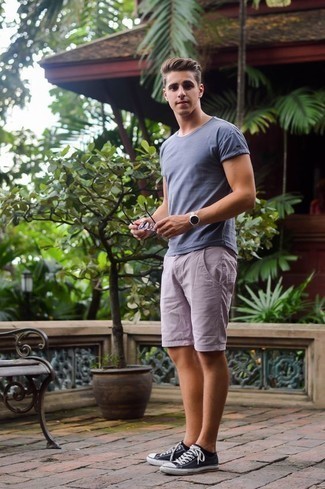 Какие низкие кеды носить с светло-фиолетовыми шортами мужчине