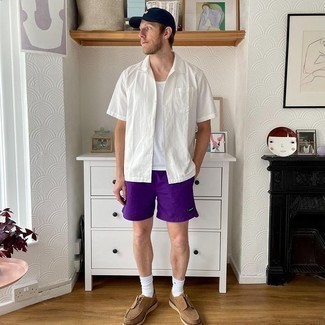 С чем носить светло-фиолетовые спортивные шорты мужчине