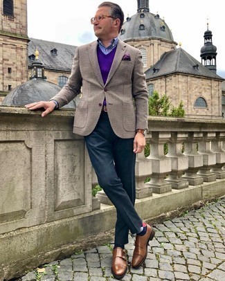 С чем носить светло-фиолетовый трикотажный жилет мужчине