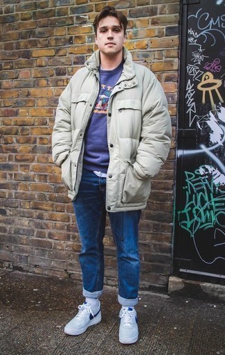 Какие джинсы носить с светло-фиолетовым свитшотем мужчине