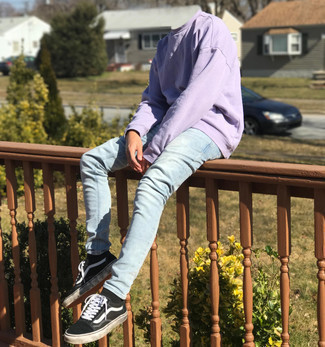 Какие джинсы носить с светло-фиолетовым свитшотем мужчине