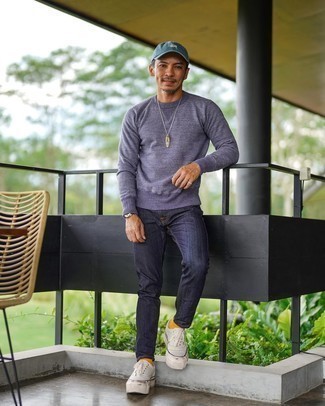 Какие джинсы носить с светло-фиолетовым свитшотем мужчине