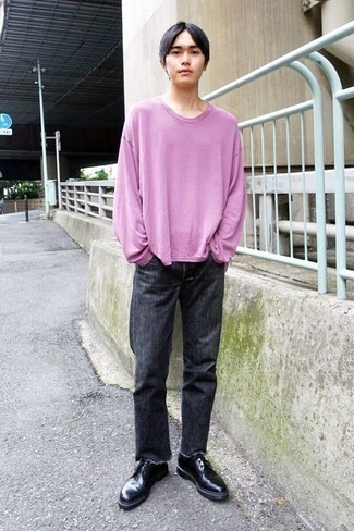 С чем носить светло-фиолетовую футболку мужчине