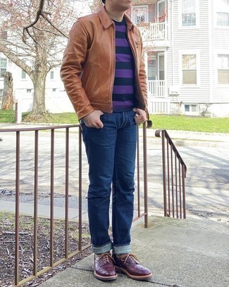 С чем носить светло-фиолетовую футболку мужчине