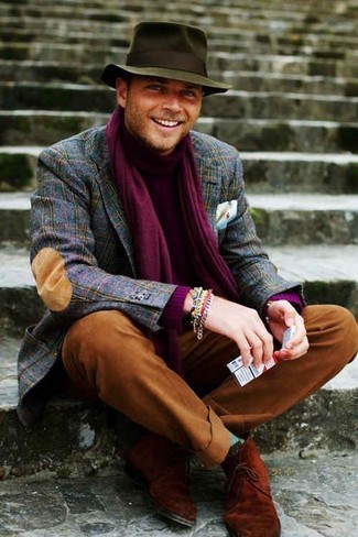 Какие ботинки дезерты носить с светло-фиолетовой водолазкой