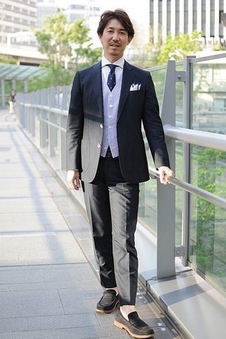 Как носить светло-фиолетовый жилет с черным костюмом