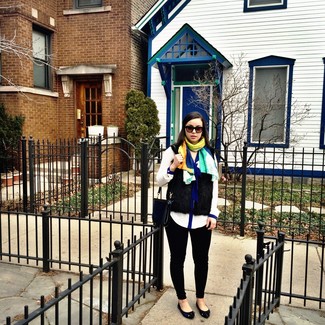 С чем носить легкий шарф женщине