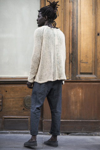 Как носить лоферы с свитером с круглым вырезом мужчине