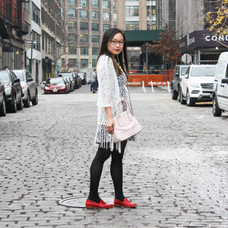 Как носить лоферы с открытым кардиганом женщине