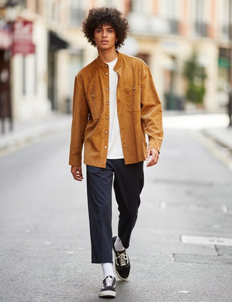 Как носить рубашку с длинным рукавом с брюками чинос