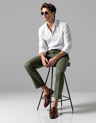 Как носить рубашку с длинным рукавом с лоферами мужчине