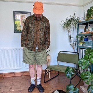 Как носить рубашку с длинным рукавом с шортами мужчине