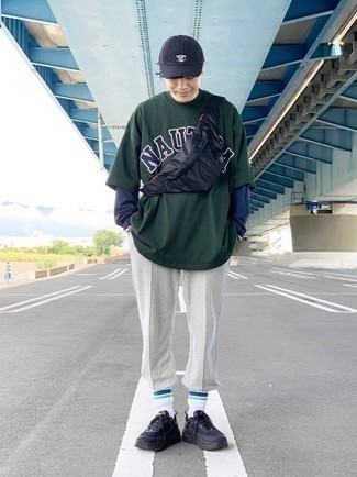 Как носить футболку с длинным рукавом с спортивными штанами мужчине