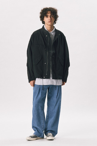 Как носить низкие кеды с бомбером мужчине