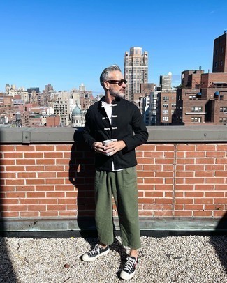 Как носить низкие кеды с бомбером мужчине