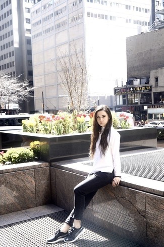 Как носить низкие кеды с блузой на пуговицах