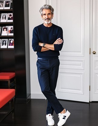 Как носить низкие кеды с свитером с круглым вырезом мужчине