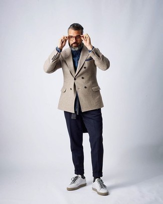 Как носить низкие кеды с двубортным пиджаком мужчине