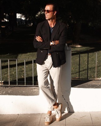 Как носить низкие кеды с двубортным пиджаком мужчине