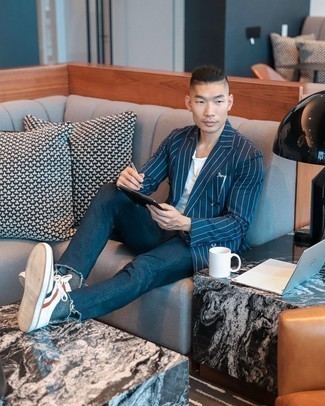 Как носить низкие кеды с двубортным пиджаком мужчине