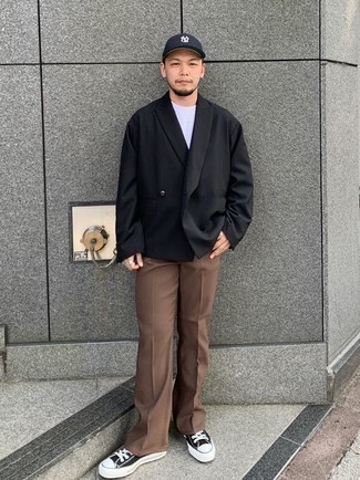 Как носить низкие кеды с двубортным пиджаком мужчине