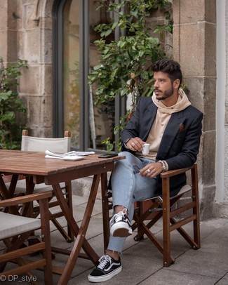 Как носить низкие кеды с двубортным пиджаком мужчине