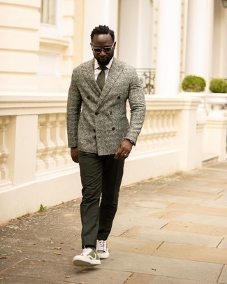 Как носить низкие кеды с двубортным пиджаком мужчине