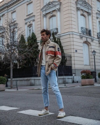 Как носить низкие кеды с полевой курткой