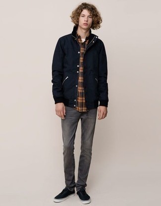 Как носить низкие кеды с полевой курткой