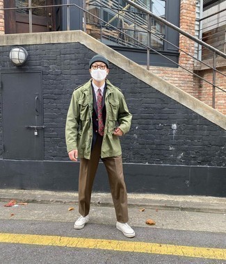 Как носить низкие кеды с курткой в стиле милитари мужчине