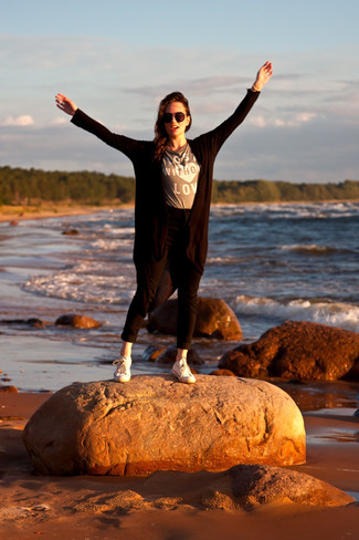 Как носить низкие кеды с открытым кардиганом женщине