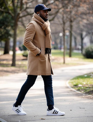 Как носить низкие кеды с длинным пальто