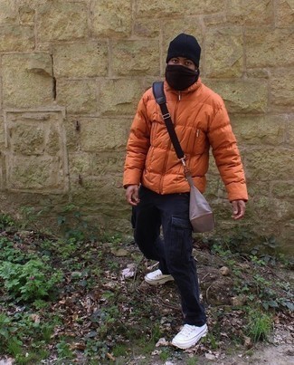 Как носить низкие кеды с курткой-пуховиком мужчине