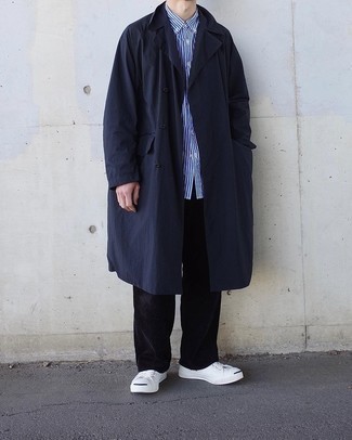 Как носить низкие кеды с дождевиком мужчине