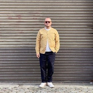 Как носить низкие кеды с курткой-рубашкой мужчине