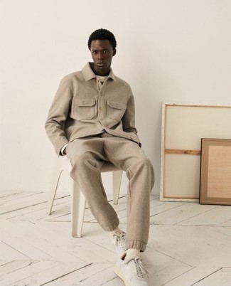 Как носить низкие кеды с курткой-рубашкой мужчине