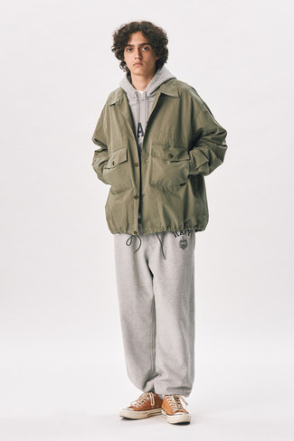 Как носить низкие кеды с курткой-рубашкой мужчине