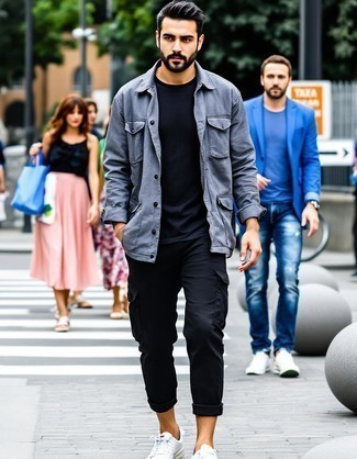 Как носить низкие кеды с курткой-рубашкой мужчине