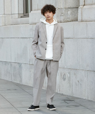 Как носить низкие кеды с костюмом